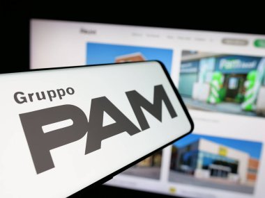 Stuttgart, Almanya - 06-05-2025: İtalyan perakende şirketi Gruppo PAM S.P.A. 'nın logosuna sahip akıllı telefon web sitesinin önünde ekranda. Telefon ekranının merkez soluna odaklan.