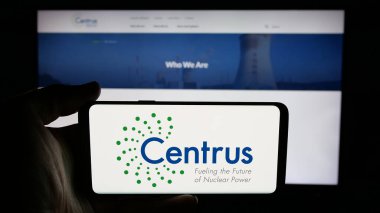 Stuttgart, Almanya - 06-06-2025: İnternet sayfasının önünde ekranda ABD 'li nükleer yakıt şirketi Centrus Energy Corp' un logosunun bulunduğu bir cep telefonu bulunduruyor. Telefon ekranına odaklan.