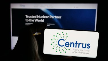 Stuttgart, Almanya - 06-06-2025: İnternet sayfasının önünde ekranda ABD 'li nükleer yakıt şirketi Centrus Energy Corp' un logosunun bulunduğu cep telefonu sahibi kişi. Telefon ekranına odaklan.