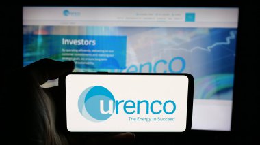 Stuttgart, Almanya - 06-06-2025: Nükleer yakıt şirketi Urenco Group Ltd. 'nin logosunun bulunduğu cep telefonu web sayfasının önünde ekranda. Telefon ekranına odaklan.