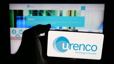 Stuttgart, Almanya - 06-06-2025: Nükleer yakıt şirketi Urenco Group Ltd. 'nin logosu olan cep telefonu web sayfasının önünde ekranda. Telefon ekranına odaklan.