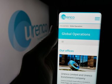 Stuttgart, Almanya - 06-06-2025: Nükleer yakıt şirketi Urenco Group Ltd. 'nin internet sayfası ile cep telefonu tutan kişi logonun önünde ekranda. Telefon ekranının merkezine odaklan.