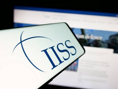 Stuttgart, Almanya - 06-06-2025: İnternet sitesi önünde ekranda İngiliz Stratejik Çalışmalar Enstitüsü logosu bulunan akıllı telefon. Telefon ekranının merkez soluna odaklan.