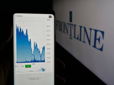 Stuttgart, Almanya - 06-06-2025: Petrol tankeri nakliye şirketi Frontline plc 'nin web sayfasını elinde tutan kişi logonun önünde ekranda. Telefon ekranının merkezine odaklan.