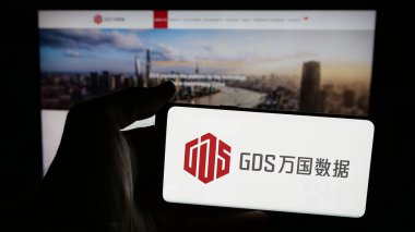 Stuttgart, Almanya - 06-06-2025: Çinli veri merkezi şirketi GDS Holding Ltd. 'nin logosunun bulunduğu cep telefonu web sayfası önünde ekranda. Telefon ekranına odaklan.