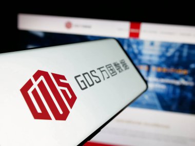 Stuttgart, Almanya - 06-06-2025: Çinli veri merkezi şirketi GDS Holding Ltd. 'nin logosuna sahip akıllı telefon web sitesinin önünde ekranda. Telefon ekranının merkez soluna odaklan.