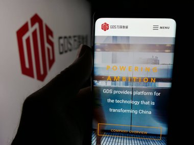 Stuttgart, Almanya - 06-06-2025: Çinli veri merkezi şirketi GDS Holding Ltd. 'nin internet sayfası olan cep telefonu logonun önünde ekranda. Telefon ekranının merkezine odaklan.