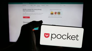 Stuttgart, Almanya - 06-06-2025: İnternet sayfasının önünde üzerinde sosyal kitap ayracı (Mozilla) logosu bulunan cep telefonu sahibi kişi. Telefon ekranına odaklan.