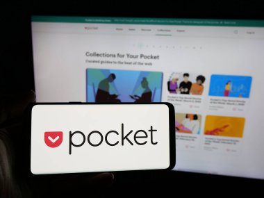 Stuttgart, Almanya - 06-06-2025: İnternet sitesinin önünde üzerinde sosyal kitap ayracı servis cep telefonu (Mozilla) logosu bulunan kişi. Telefon ekranına odaklan.