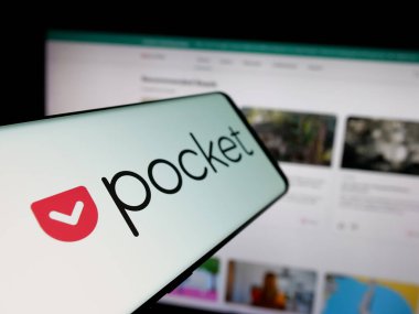Stuttgart, Almanya - 06-06-2025: İnternet sitesinin önünde sosyal kitap ayracı (Mozilla) logosu bulunan akıllı telefon. Telefon ekranının soluna odaklan.