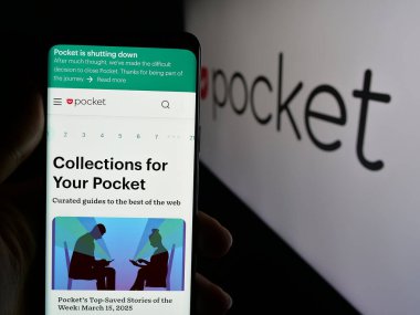 Stuttgart, Almanya - 06-06-2025: Logonun önünde sosyal kitap ayracı servis cep telefonu (Mozilla) web sayfası bulunan kişi. Telefon ekranının merkezine odaklan.