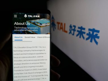Stuttgart, Almanya - 06-06-2025: Çinli TAL Education Group 'un web sayfası olan kişi logonun önünde ekranda. Telefon ekranının merkezine odaklan.