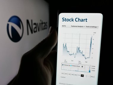 Stuttgart, Almanya - 06-06-2025: ABD 'li Navitas Semiconductor Corp şirketinin internet sayfası olan cep telefonu logosu önünde ekranda. Telefon ekranının merkezine odaklan.