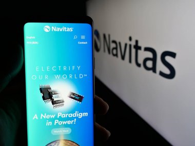 Stuttgart, Almanya - 06-06-2025: ABD 'li Navitas Semiconductor Corp şirketinin web sayfası olan kişi logonun önünde ekranda. Telefon ekranının merkezine odaklan.