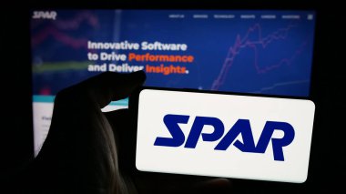 Stuttgart, Almanya - 06-06-2025: Web sayfasının önünde ABD 'li perakende teknoloji şirketi Spar Inc.' in logosunun bulunduğu cep telefonu sahibi kişi. Telefon ekranına odaklan.