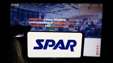 Stuttgart, Almanya - 06-06-2025: ABD 'li perakende teknoloji şirketi Spar Inc.' in logosunun bulunduğu cep telefonu web sayfasının önünde ekranda. Telefon ekranına odaklan.