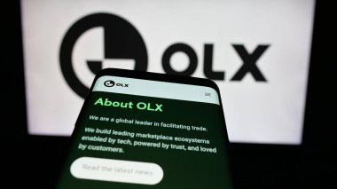 Stuttgart, Almanya - 06-06-2025: Hollandalı pazar şirketi OLX Global B.V. 'nin web sitesiyle birlikte cep telefonu logonun önünde ekranda. Telefon ekranının sol üst kısmına odaklan.