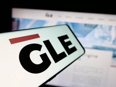 Stuttgart, Almanya - 06-06-2025: Web sitesi önünde Global Engine Group Holding Ltd. (GLE) logosuna sahip akıllı telefon. Telefon ekranının soluna odaklan.