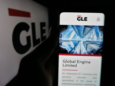 Stuttgart, Almanya - 06-06-2025: Logonun önünde Global Engine Group Holding Ltd. (GLE) web sayfası olan akıllı telefon sahibi kişi. Telefon ekranının merkezine odaklan.
