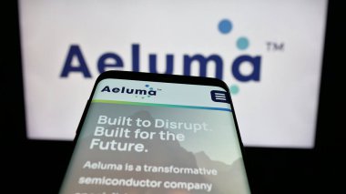 Stuttgart, Almanya - 06-07-2025: ABD 'li yarı iletken şirket Aeluma Inc.' in web sitesi ile birlikte logo önünde ekranda. Telefon ekranının sol üst kısmına odaklan.
