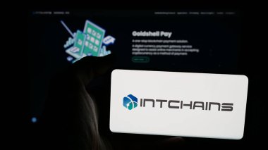 Stuttgart, Almanya - 06-07-2025: Üzerinde kripto madencilik şirketi Intchain Group Limited logosu bulunan cep telefonu web sayfası önünde ekranda. Telefon ekranına odaklan.