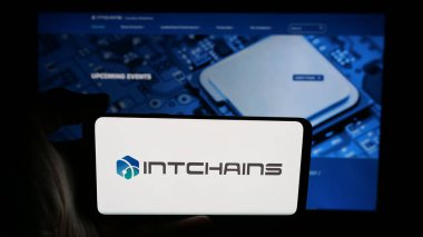 Stuttgart, Almanya - 06-07-2025: Üzerinde kripto madencilik şirketi Intchain Group Limited logosu bulunan cep telefonu web sayfası önünde ekranda. Telefon ekranına odaklan.