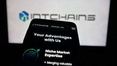 Stuttgart, Almanya - 06-07-2025: Kripto madencilik şirketi Intchain Group Limited 'in web sitesi bulunan cep telefonu logonun önünde ekranda. Telefon ekranının sol üst kısmına odaklan.