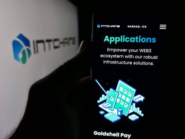Stuttgart, Almanya - 06-07-2025: Kripto madencilik şirketi Intchain Group Limited 'in web sayfası bulunan cep telefonu logonun önünde ekranda. Telefon ekranının merkezine odaklan.