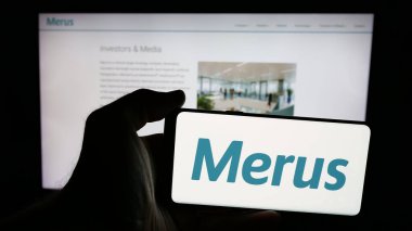 Stuttgart, Almanya - 06-07-2025: Hollandalı biyoteknoloji şirketi Merus NV 'nin logosunun bulunduğu cep telefonu web sayfası önünde ekranda. Telefon ekranına odaklan.