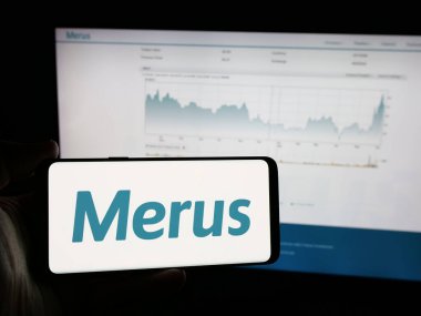Stuttgart, Almanya - 06-07-2025: Hollandalı biyoteknoloji şirketi Merus NV 'nin logosuna sahip akıllı telefon web sitesi önünde ekranda. Telefon ekranına odaklan.