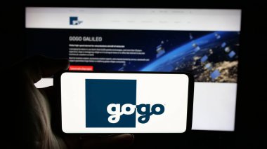 Stuttgart, Almanya - 06-07-2025: ABD 'li şirket Gogo Business Aviation' ın logosunun bulunduğu cep telefonu web sayfası önünde ekranda. Telefon ekranına odaklan.