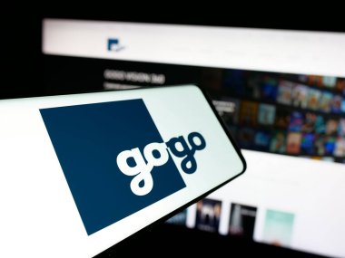 Stuttgart, Almanya - 06-07-2025: ABD 'li şirket Gogo Business Aviation' ın logolu akıllı telefon web sitesinin önünde ekranda. Telefon ekranının merkez soluna odaklan.