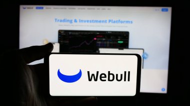 Stuttgart, Almanya - 06-07-2025: E-ticaret şirketi Webuy Global Ltd. 'nin logosunun bulunduğu cep telefonu web sayfasının önünde ekranda. Telefon ekranına odaklan.