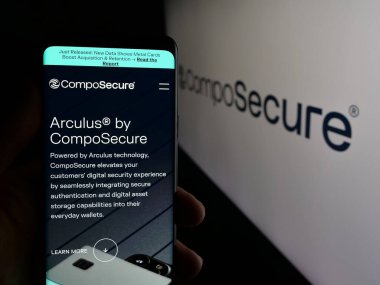 Stuttgart, Almanya - 06-07-2025: ABD 'li ödeme kartı şirketi CompoSecure Inc.' in internet sayfası olan cep telefonu logonun önünde ekranda. Telefon ekranının merkezine odaklan.