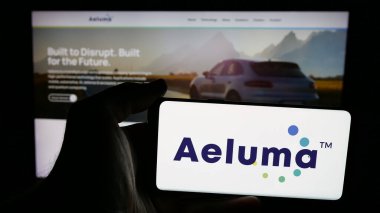 Stuttgart, Almanya - 06-07-2025: ABD 'li yarı iletken şirket Aeluma Inc.' in logosunun bulunduğu cep telefonu web sayfası önünde ekranda. Telefon ekranına odaklan.