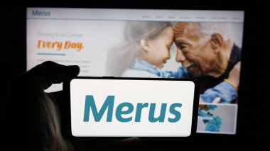 Stuttgart, Almanya - 06-07-2025: Hollandalı biyoteknoloji şirketi Merus NV 'nin logosunun bulunduğu cep telefonu web sayfası önünde ekranda. Telefon ekranına odaklan.