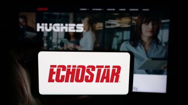 Stuttgart, Almanya - 06-07-2025: ABD 'li telekom şirketi EchoStar Corporation' ın logosunun bulunduğu cep telefonu web sayfası önünde ekranda. Telefon ekranına odaklan.