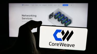 Stuttgart, Almanya - 06-07-2025: ABD 'li AI bulut bilgisayar şirketi CoreWeave Inc.' in logosunu taşıyan cep telefonu web sayfası önünde ekranda. Telefon ekranına odaklan.