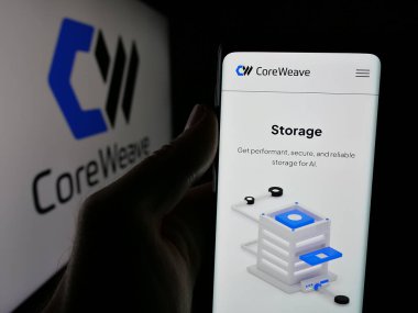 Stuttgart, Almanya - 06-07-2025: ABD 'li AI bulut bilgisayar şirketi CoreWeave Inc.' in web sayfası ile akıllı telefon sahibi kişi logonun önünde ekranda. Telefon ekranının merkezine odaklan.