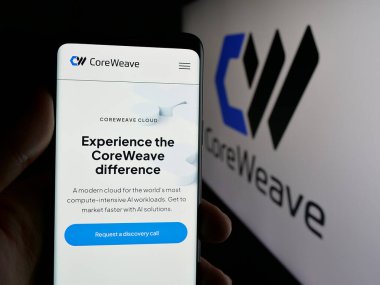 Stuttgart, Almanya - 06-07-2025: ABD 'li AI bulut bilgisayar şirketi CoreWeave Inc.' in web sayfası olan cep telefonu logonun önünde ekranda. Telefon ekranının merkezine odaklan.