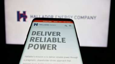 Stuttgart, Almanya - 06-07-2025: ABD 'li elektrik üreticisi Hallador Energy Co.' nun web sitesiyle birlikte logo önünde ekranda. Telefon ekranının sol üst kısmına odaklan.
