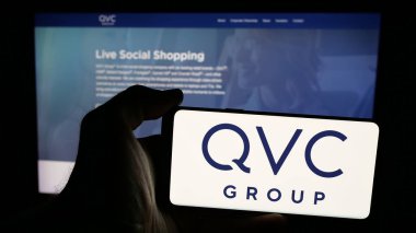 Stuttgart, Almanya - 06-07-2025: ABD 'li medya şirketi QVC Group Inc.' nin logosunun bulunduğu cep telefonu web sayfası önünde ekranda. Telefon ekranına odaklan.