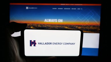 Stuttgart, Almanya - 06-07-2025: ABD 'li enerji üreticisi Hallador Energy Co.' nun logosunun bulunduğu cep telefonu web sayfasının önünde ekranda. Telefon ekranına odaklan.