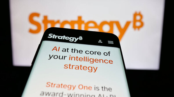 Штутгарт, Германия - 06-07-2025: Мобильный телефон с веб-сайтом американской компании MicroStrategy Inc. на экране перед логотипом. Сосредоточьтесь в левом верхнем углу экрана телефона.