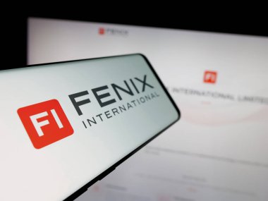 Stuttgart, Almanya - 06-08-2025: İnternet sitesinin önünde Fenix International Limited (OnlyFans) logosu olan akıllı telefon. Telefon ekranının merkez soluna odaklan.