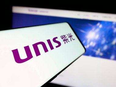 Stuttgart, Almanya - 06-08-2025: Web sitesi önünde Unisplendour Corporation Limited (UNIS) logosu olan akıllı telefon. Telefon ekranının merkez soluna odaklan.