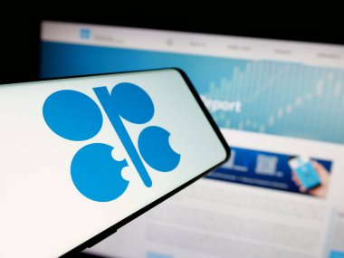 Stuttgart, Almanya - 06-08-2025: İnternet sitesi önünde ekranda OPEC adlı petrol ihracat organizasyonunun logosuna sahip akıllı telefon. Telefon ekranının merkez soluna odaklan.