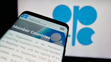 Stuttgart, Almanya - 06-08-2025: Petrol ihracat organizasyonu OPEC 'in web siteli cep telefonu logonun önünde ekranda. Telefon ekranının sol üst kısmına odaklan.