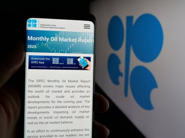Stuttgart, Almanya - 06-08-2025: Logo önünde ekranda OPEC adlı petrol ihracat organizasyonunun web sayfası bulunan cep telefonu sahibi. Telefon ekranının merkezine odaklan.