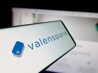 Stuttgart, Almanya - 06-08-2025: Türk şirketi ValensPara Odeme Kurulusu 'nun logosuna sahip akıllı telefon web sitesinin önünde ekranda. Telefon ekranının merkez soluna odaklan.